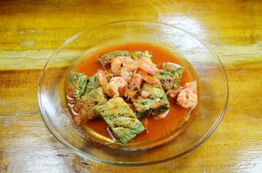 Sahanda yumurta baharatlı ekşi çorbası yemek üzerinde tırmanma wattle ve karides dolması