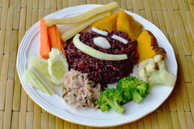 kahverengi pirinç yemek baharatlı ton balığı salatası ve sebze temiz gıda üzerine plaka ile