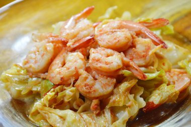 karides ile kızarmış lahana yemeği ilave edin.