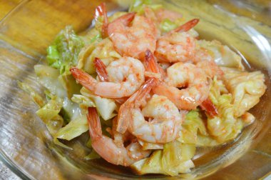 karides ile kızarmış lahana yemeği ilave edin.