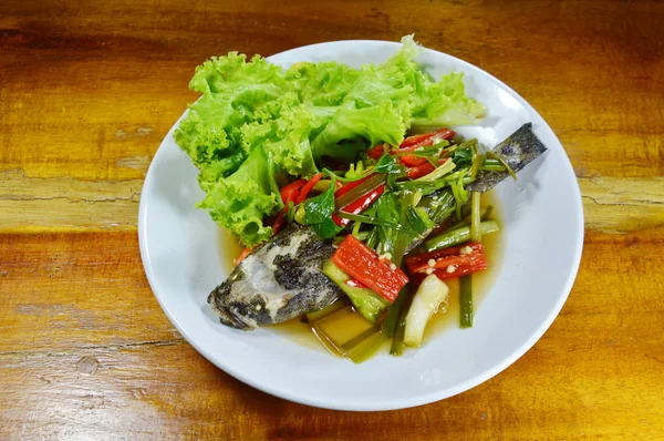 Peixe goby de areia cozido no vapor com molho de soja no prato — Fotografia de Stock