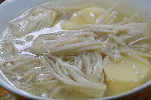 Cogumelo de agulha fervida com sopa quente de tofu de ovo na tigela — Fotografia de Stock