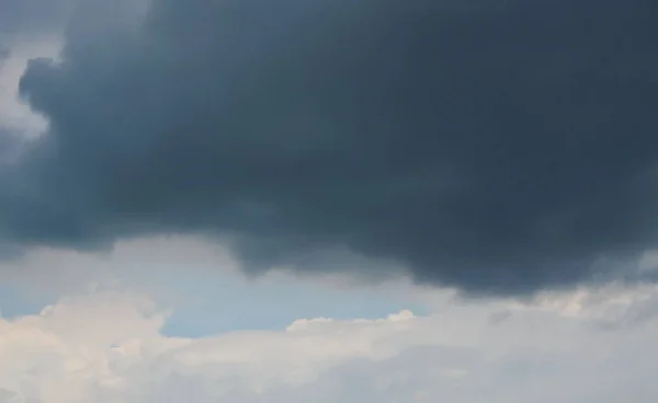 Eső felhő, amely a világos ég — Stock Fotó