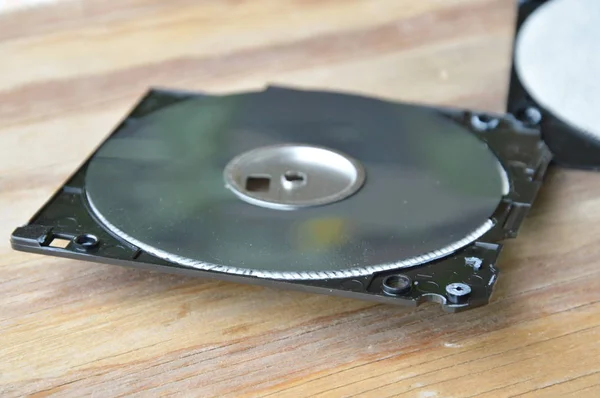 Nefunkční disketa na dřevěné desce — Stock fotografie