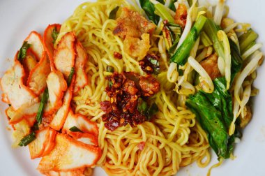 Çin yumurta noodle Barbekü domuz eti ve sebze chili Yapıştır çanak üzerinde tepesi ile