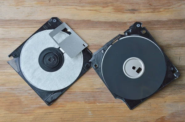 Disquete de grietas en tablero de madera —  Fotos de Stock