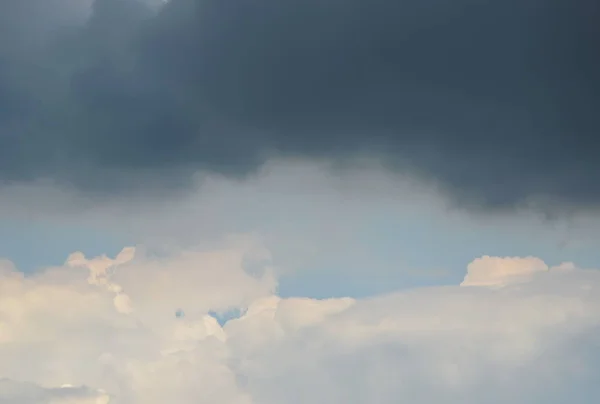 Regenwolken am strahlenden Himmel — Stockfoto