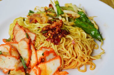 Çin yumurta noodle Barbekü domuz eti ve sebze chili Yapıştır plaka üzerinde tepesi ile