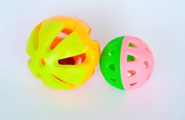 köpek ve kedi renkli plastik oyuncak top ve beyaz arka plan üzerinde çan