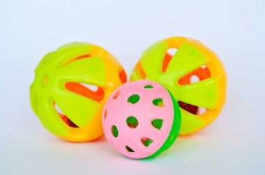 köpek ve kedi renkli plastik oyuncak top ve beyaz arka plan üzerinde çan