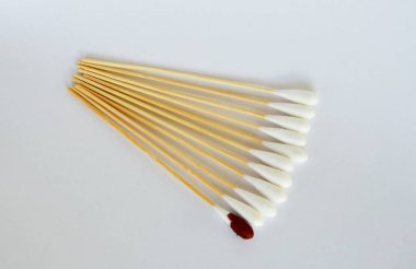 Pamuk bud beyaz arka plan üzerinde iyot solüsyonu ile