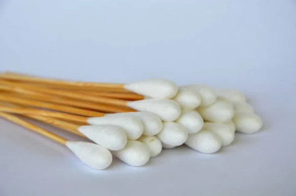 Botão de algodão com vara de madeira longa no fundo branco — Fotografia de Stock