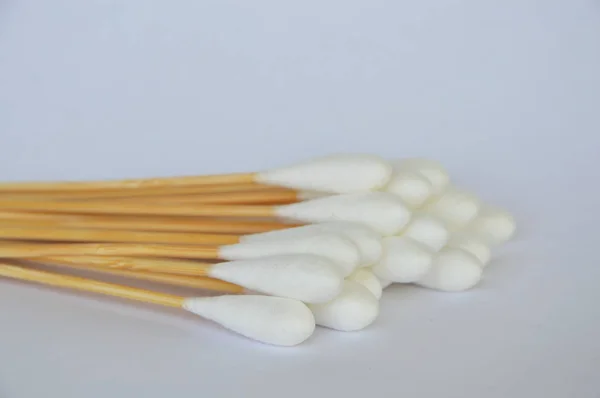 Botão de algodão com vara de madeira longa no fundo branco — Fotografia de Stock