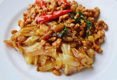 Kızarmış büyük erişte ve baharatlı chop domuz yemek fesleğen yaprağı ile