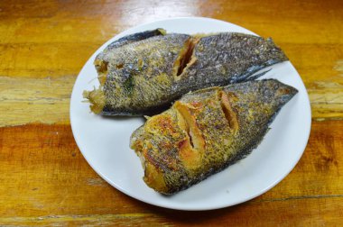 derin kızarmış yılan deri gurami çanak üzerinde