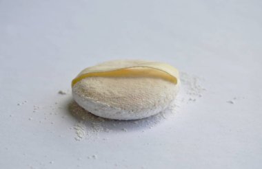 Beyaz arka plan üzerinde toz puf fırça