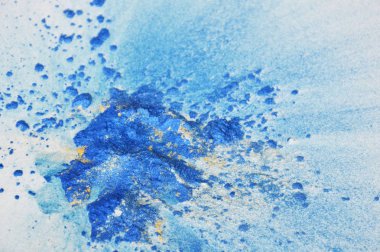 renk toz beyaz kağıt üzerine yayılmış