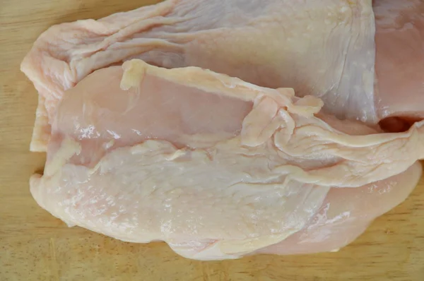 Ayam mentah di piring potong kayu — Stok Foto