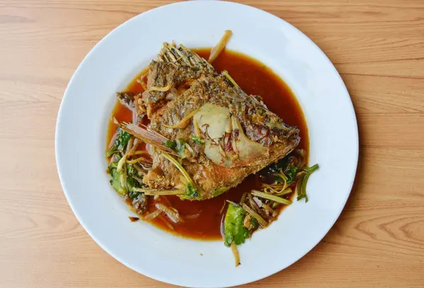 Cabeça de peixe de manga frita molho de gengibre e soja no prato — Fotografia de Stock