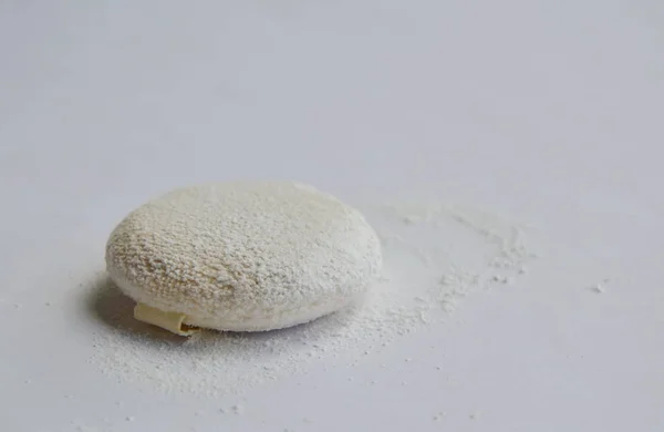 Pędzel Powder puff na białym tle — Zdjęcie stockowe