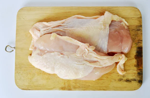 Surowego kurczaka na drewniane chop bloku — Zdjęcie stockowe