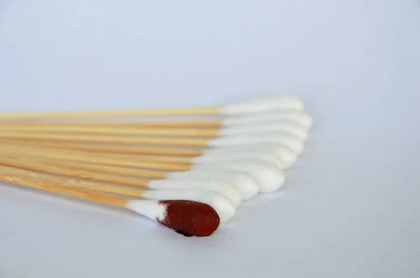 Broto de algodão com solução de iodo sobre fundo branco — Fotografia de Stock