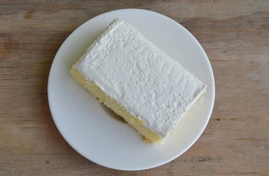 vanilya aroması süt kremalı pasta çanak üzerinde