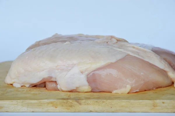 Pollo crudo en chuleta de madera — Foto de Stock