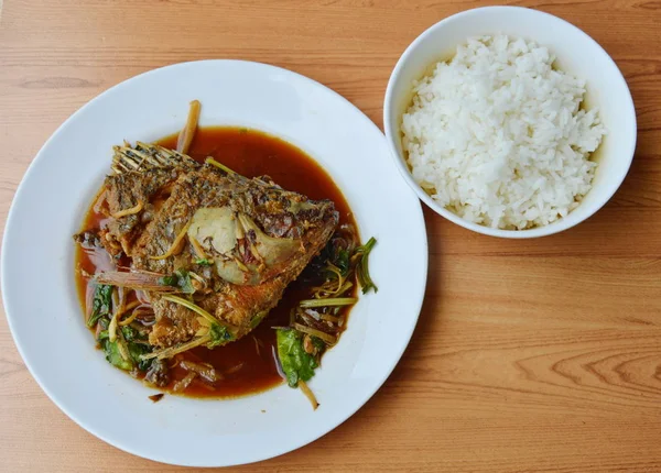 Cabeça de peixe de manga frita molho de gengibre e soja com arroz simples — Fotografia de Stock