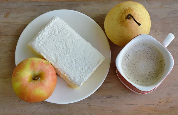 Sabor de baunilha bolo de creme de leite e frutas com café — Fotografia de Stock