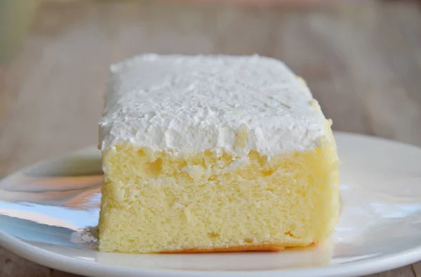 Arôme vanille gâteau à la crème au lait sur le plat — Photo