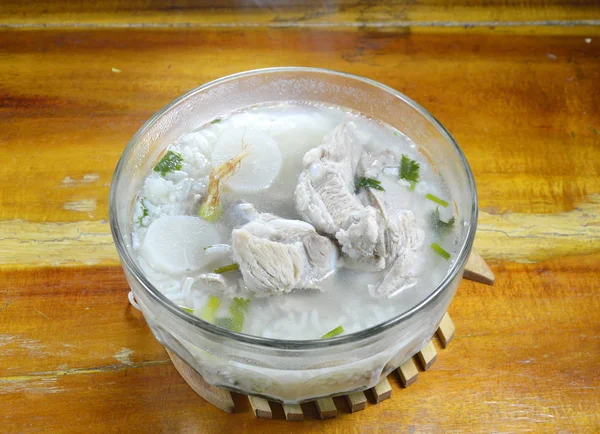 Mingau de arroz com costela de porco sopa quente na tigela — Fotografia de Stock