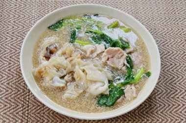 büyük kızarmış noodle ile domuz eti yemek et suyu sosu ilave edin