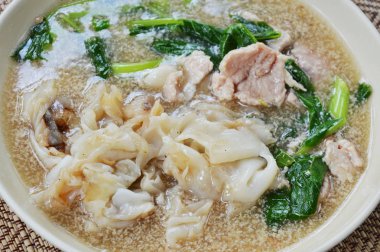 büyük kızarmış noodle ile domuz eti yemek et suyu sosu ilave edin