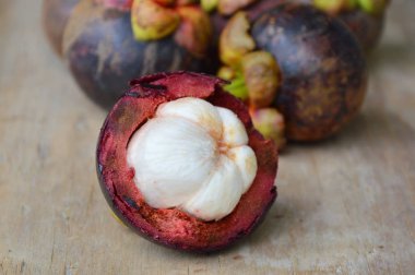 ahşap tahta üzerinde dışarı mangosten yaz tropikal meyve soyma