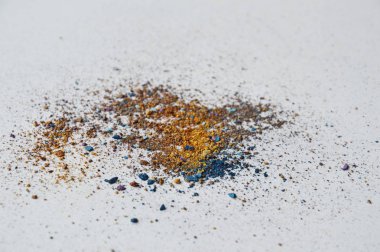 renk toz beyaz kağıt üzerine yayılmış