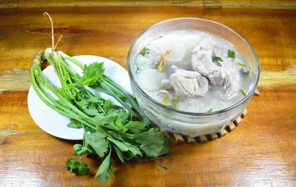 Riz bouilli à la côte de porc soupe chaude et légumes frais — Photo