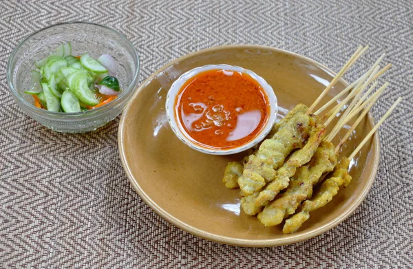 Schweinesatay mit Erdnusssoße und eingelegtem Gemüse — Stockfoto