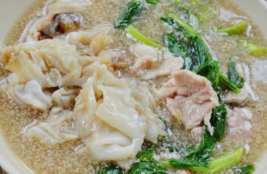 Kızarmış pirinç noodle ile domuz eti yemek et suyu sosu ilave edin