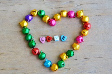 plastik mektup sevgi ve kalp çan ahşap tahta üzerinde düzenlemek