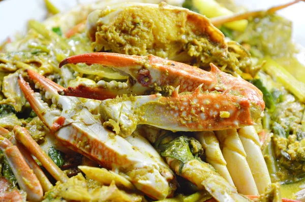 Gebratene Krabben in gelbem Curry auf Teller rühren — Stockfoto