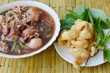 Haşlanmış domuz topu kabı üzerindeki kahverengi çorbası