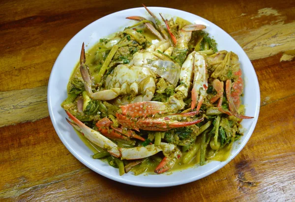 Wokad blå simmare krabba i gul curry på maträtt — Stockfoto