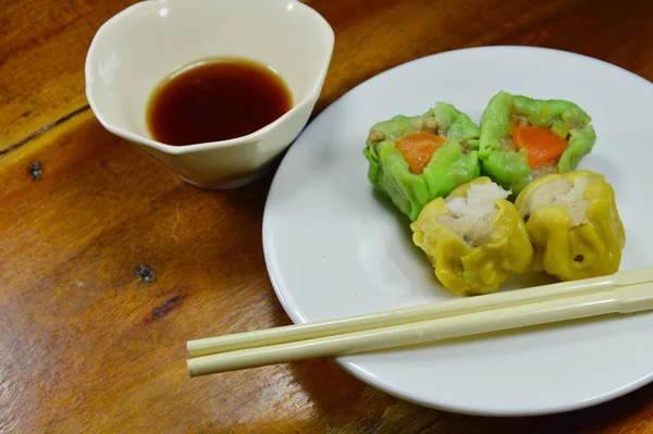 Dim Sum bedeutet Herzschlag mit Sojasauce — Stockfoto