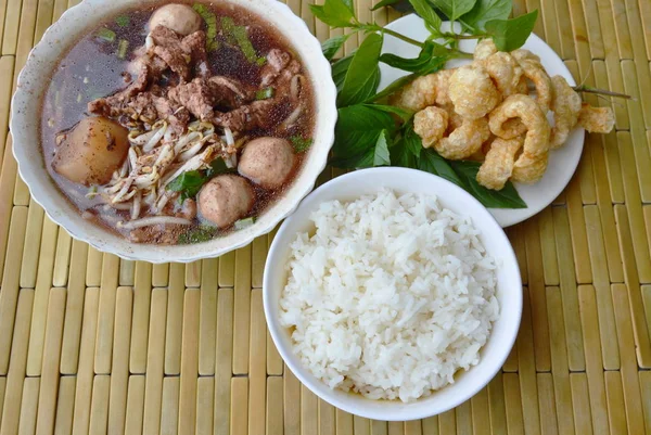 Rijst eten met gekookt varkensvlees bal in bruine soep — Stockfoto