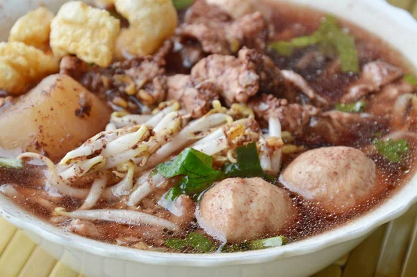 Gekookt varkensvlees en bonen spruit in bruine soep op bowl — Stockfoto