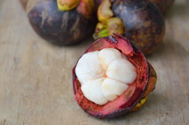 mangosteen tropikal meyve kabuğuna ahşap tahta dışarı