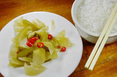 Baharatlı turşu lahana salatası yemek pirinç lapası ile