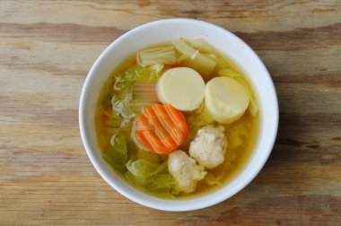 yumurta tofu ve kıyılmış domuz çorbası ile haşlanmış Çin lahanası