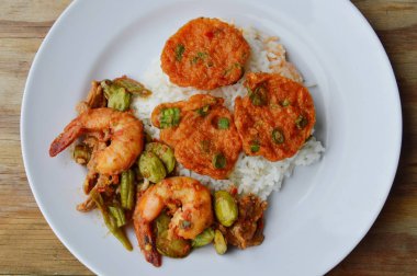 Kızarmış Balık patty ve baharatlı karıştırın kızarmış acı düz fasulyesi karidesli pirinç